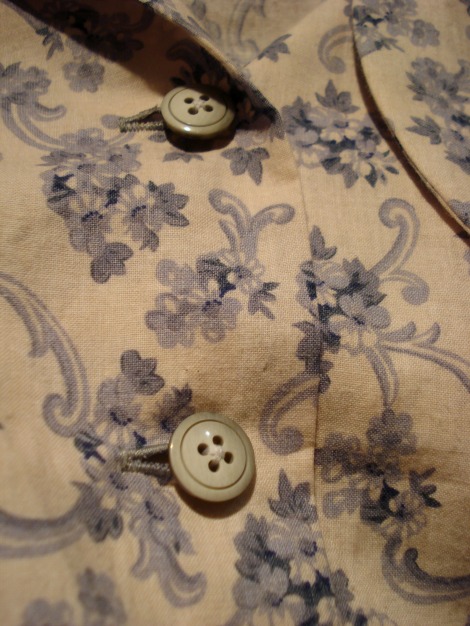 Contrast thread on machined buttonholes